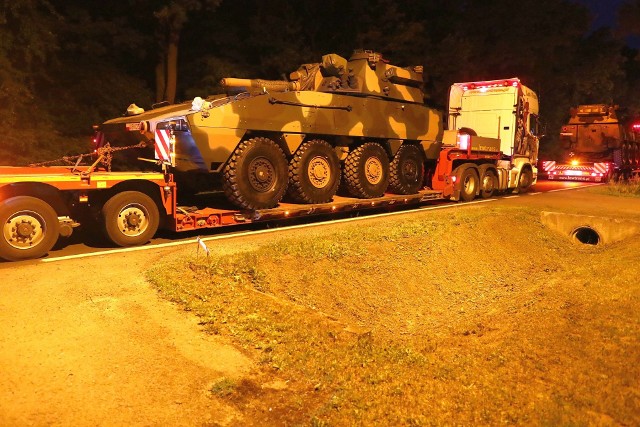 Samobieżny moździeż kołowy rak transportowany jest ciężarówką ze Stalowej Woli na drugi koniec Polski