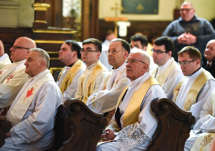 Wielki Czwartek w Przemyślu. Podczas Mszy Św. Krzyżma duchowni z Archidiecezji Przemyskiej odnowili przyrzeczenia kapłańskie [ZDJĘCIA]