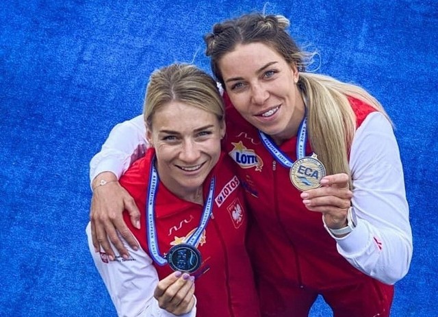 Anna Puławska (z prawej) i Karolina Naja mają powody do radości. W Pucharze Świata w Poznaniu zdobyły złoty i srebrny medal w olimpijskich konkurencjach K-4 i K-2 na 500 metrów.