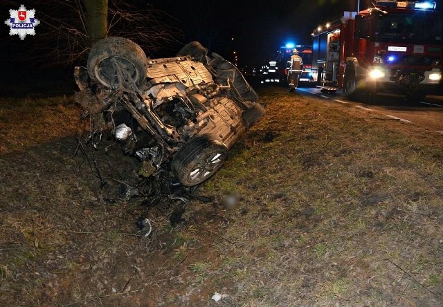 Rozbity pojazd marki Mercedes leżący na dachu w przydrożnym rowie