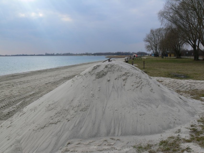 Plażowicze wypoczną nad Jeziorem Tarnobrzeskim na czystym piachu