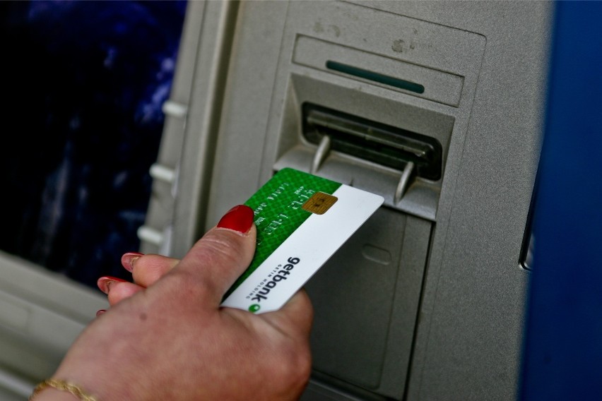Płatności zbliżeniowe będą wymagać podania PIN-u. Czy to koniec płacenia za bilety w autobusach i tramwajach?