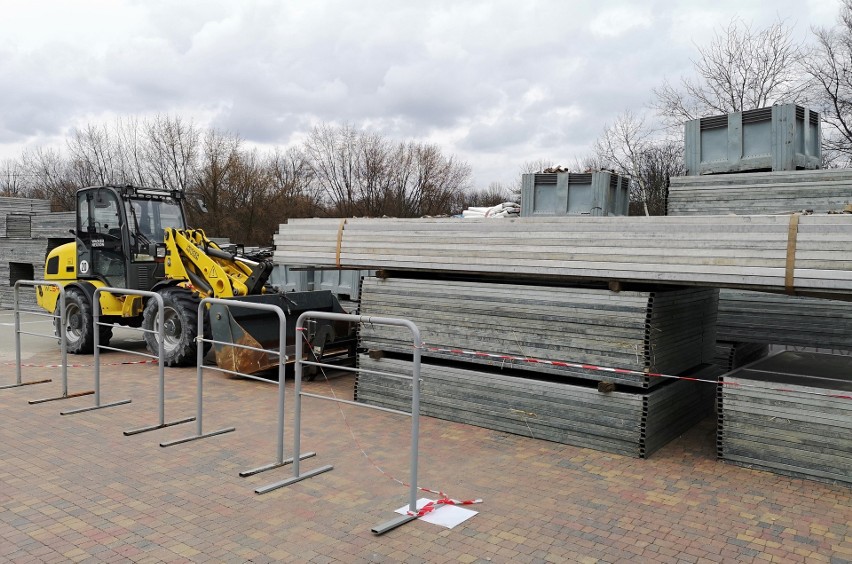 Kraków. Przed Tauron Areną zaparkowały pierwsze foodtrucki [ZDJĘCIA]