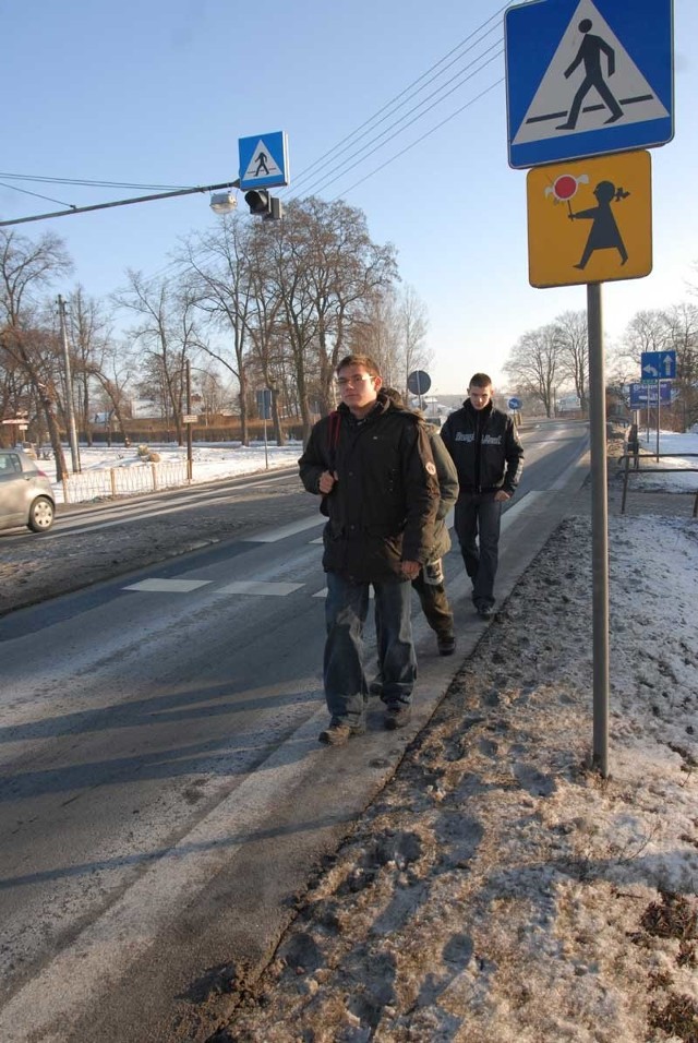 Uczniowie Zespołu Szkół Ponadgimnazjalnych nr 6 są zmuszeni poruszać się po pasie jezdni, ponieważ nie ma tu jeszcze chodnika