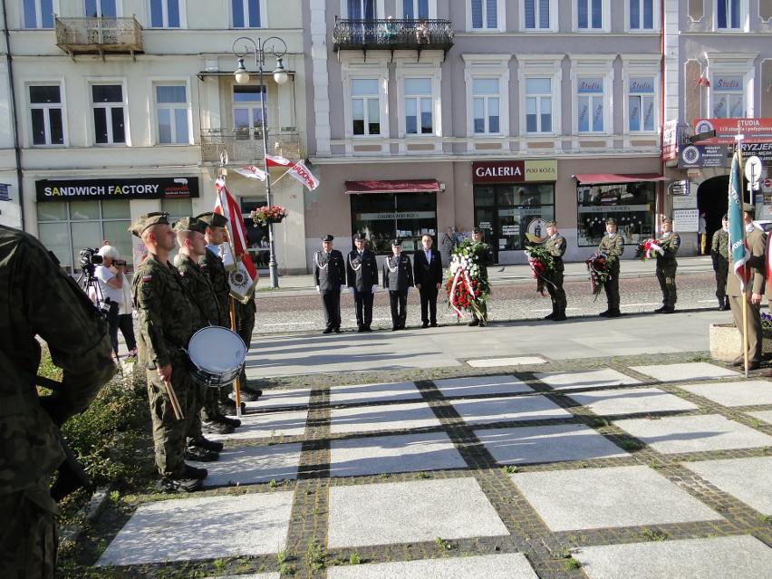 Radomianie uczcili 73. rocznicę urodzin prezydenta Lecha Kaczyńskiego, złożyli kwiaty pod pomnikiem. Zobacz zdjęcia