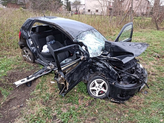 Wypadek na DK 12 w Przygłowie (gm. Sulejów). Czołowe zderzenie osobówki i tira, na miejscu śmigłowiec LPR.