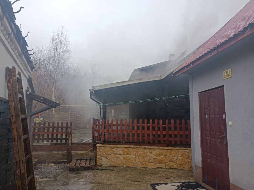 W sylwestrowy poranek pożar strawił cały ich dobytek. Ruszyła zbiórka i pomoc dla pogorzelców ze Świrny w gminie Bodzechów (ZDJĘCIA)