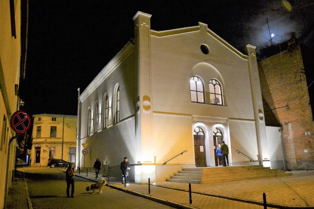 Centrum Kultury "Synagoga" w Koronowie to jeden z budynków, które niedługo tonąć mogą w ciemnościach