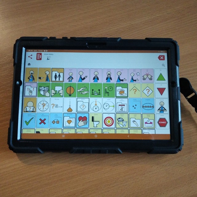 Na tabletach znajdują się symbole, za pomocą których pacjent może tworzyć całe zdania, odczytywane przez syntezę mowy