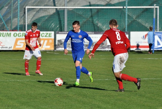 Maciej Domański (w niebieskim stroju) jesienią zdobył 8 bramek