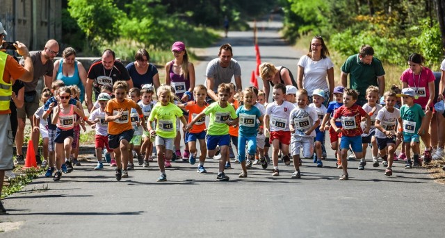 II Otwarty Bieg Uniwersytetu Kazimierza Wielkiego w Bydgoszczy już za nami. Rywalizacja odbyła się na terenie Bydgoskiego Parku Przemysłowo-Technologicznego, a na starcie stanęło kilkudziesięciu uczestników w każdej z kategorii. W ramach imprezy odbyły się: bieg memoriałowy im. Janka Zmudzinskiego, Mila Przedszkolaka, Mila Małego Żaka, Mila Żaka, I MP studentów o puchar rektora UKW w sztafetach i Bieg open na dystansie 3 mil. Za patrona biegu „Mila Kazimierzowska” organizatorzy przyjęli Jana Żmudzińskiego, wieloletniego pracownika WSP, AB i UKW. Był nauczycielem akademickim, propagatorem sportu, trenerem lekkiej atletyki. Założyciel AZS w Bydgoszczy wychował wielu wybitnych sportowców. Współpracował z BKS „Polonia” i Budowlanym Klubem Sportowym. Jan Żmudziński zmarł 6 kwietnia 2012 r. Najlepsze wyniki w biegu Mila Kazimierzowska im. Janka Żmudzińskiego - ka. open osiągnęli: Błażej Stankiewicz - 00:05:07.20; Tomasz Pawłowski - 00:05:14.85; Krzysztof Retecki - 00:05:35.30.