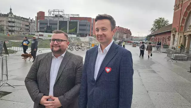 Szymon Ogłaza i Piotr Mielec chcą autobusów do Mosznej i pociągów na lotnisko w Pyrzowicach.