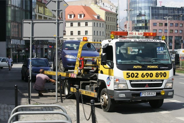 Choć wrocławska straż miejska codziennie informuje kierowców, z których ulic będzie wywozić źle zaparkowane auta, to i tak zwykle kilkunastu kierowców dziennie nie ma szczęścia. Nie dość, że źle parkują samochody, to jeszcze zostawiają je w taki sposób, że zagrażają bezpieczeństwu ruchu. W takich sytuacjach kończy się to wywiezieniem na lawecie przez firmę, która świadczy takie usługi dla gminy Wrocław. Złe parkowanie zgłaszają strażnicy miejscy. Są we Wrocławiu ulice, gdzie kierowcy nagminnie łamią przepisy i codziennie ich auta wyjeżdżają na lawetach. Które to ulice? Sprawdźcie na bazie statystyk straży miejskiej za ostatni miesiąc.