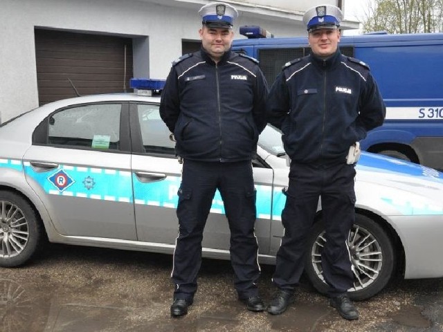 Sierżanci sztabowi Łukasz Morka i Łukasz Bartkowiak uratowali 53-letniego mieszkańca powiatu koneckiego.