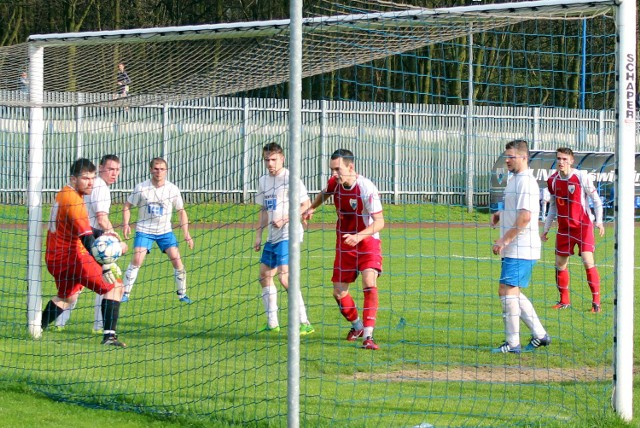 W takich okolicznościach Bartosz Praciak (w czerwonej koszulce) zdobył czwartą bramkę dla Unii w meczu przeciwko Dębowi Paszkówka.