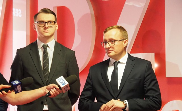 Prezes Mateusz Dróżdż (od prawej) i wiceprezes Michał Rydz