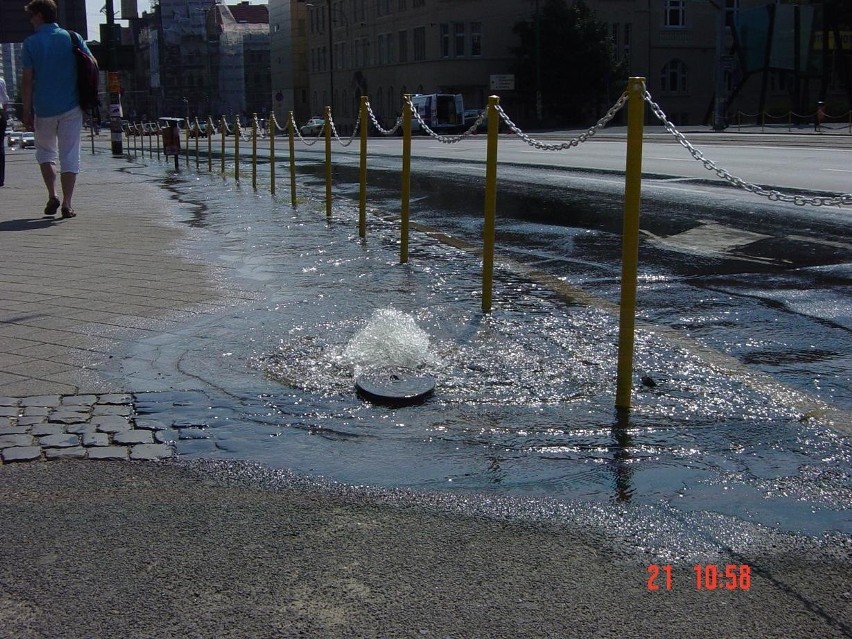 Poznań: Woda polała się szeroko na Moście Uniwersyteckim