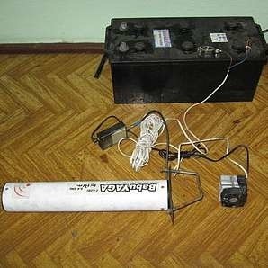Nadajnik z anteną i wielkim akumulatorem był schowany w bagażniku auta zaparkowanego na terenie Rudzińca.