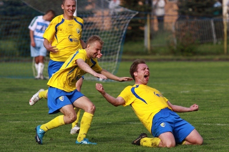 Stal Sanok (zólte stroje) w derbowym pojedynku zwyciezyla...