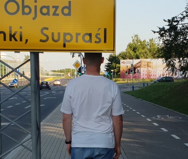 Na ul. Kazimierza Wielkiego w Białymstoku (tuż przy skrzyżowaniu z ul. Raginisa) została zamocowana tablica informacyjna o objeździe do miejscowości Supraśl.