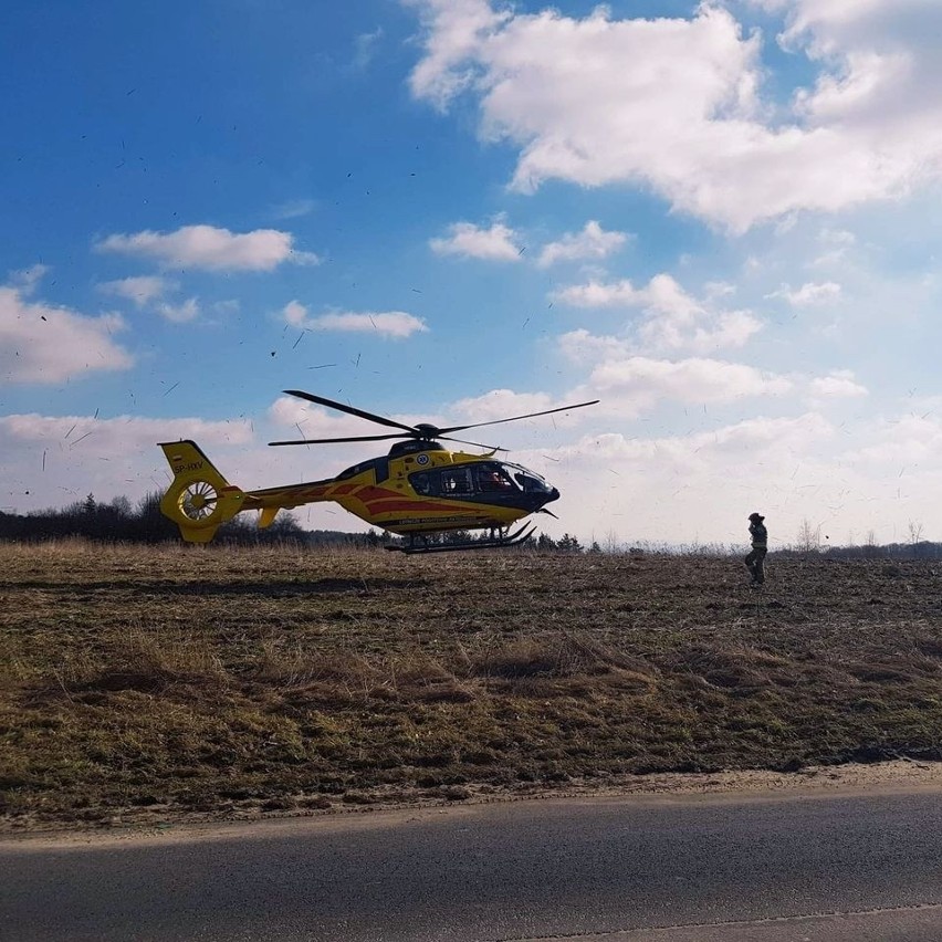 Wypadek w Niegowonicach - samochód uderzył w drzewo. Na...