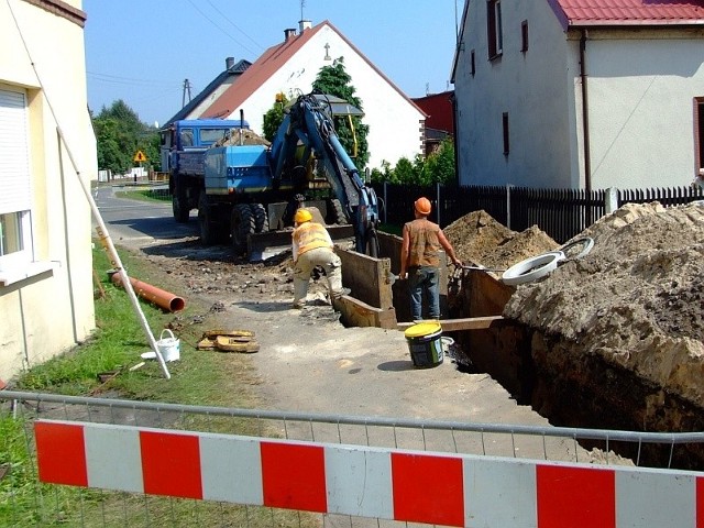 W gminie Zawadzkie kanalizację budują dwie firmy. Obu zdarzyło się już uszkodzić sieć wodociągową podczas wykopów.