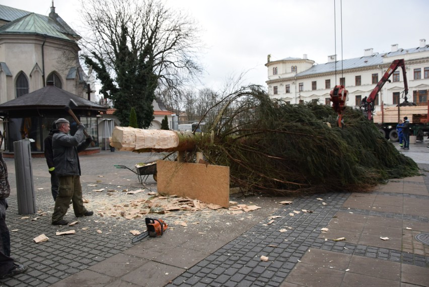 Lublin stroi się na święta. Na placu przed pedetem ruszyła budowa szopki bożonarodzeniowej