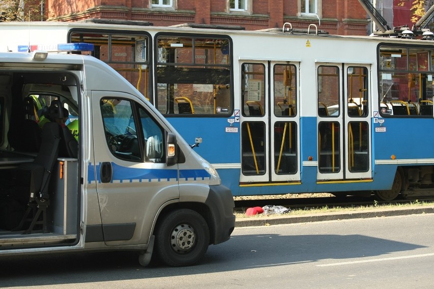 Wrocław: Wypadek na Hallera. Pieszy wpadł pod tramwaj (FILMY, ZDJĘCIA)