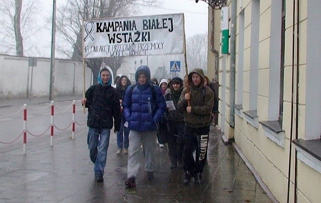 Sejny: policjanci, pracownicy cywilni policji i młodzież wyszli na ulice