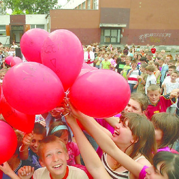 Dzieci z Zespołu Szkół nr 21 przy ul. Bałtyckiej nadmuchały aż 100 balonów