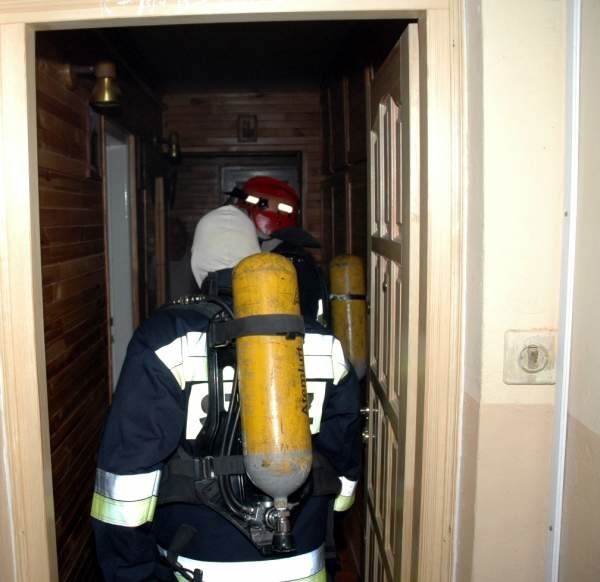 Strażacy do mieszkania weszli w specjalnych aparatach powietrznych