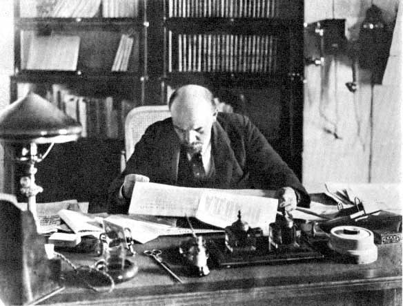 Lenin w kremlowskim gabinecie, 1918 rok