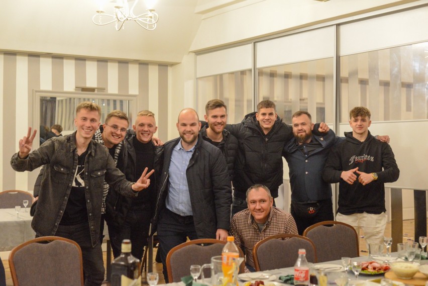 Hummel 4.Liga. Piłkarze i trener Staru Starachowice spotkali się na uroczystym podsumowaniu rundy z zarządem i prezydentem Markiem Materkiem