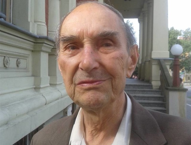 Kazimierz Różalski. Rocznik 1929. Od 1956 dziennikarz "Gazety Lubuskiej&#8221;, od 1980 sekretarz redakcji. Pracował w "GL&#8221; do 30 maja 2009 roku. Radny zielonogórskiej rady miejskiej dwóch kadencji.