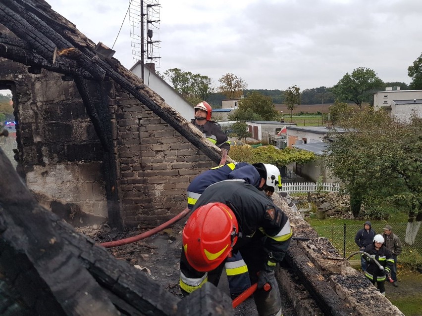Strażacy zabezpieczyli spalony dach domu w Mełnie