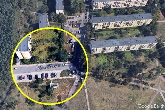 Władze miasta umieściły kilka miesięcy temu nowe tabliczki z nazwami ulic. Na Google Earth widnieją jeszcze stare nazwy.