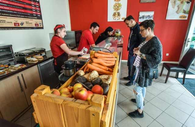 Od piątku (5 lipca) wyremontowana „Canapa” znów jest czynna. - Podnieśliśmy się jak Feniks z popiołu - mówi załoga bistra.Pożar w lokalu przy ul. Dworcowej wybuchł 3 czerwca br. - Dwie trzecie bistra było do odnowienia - mówią nam właściciele „Canapy”. Prawdopodobną przyczyną było zwarcie instalacji elektrycznej. Prócz remontu, należało kupić m.in. sprzęt. Bistro, czynne znów od piątku (5 lipca), odwiedzających - jeszcze w sobotę (6 lipca) - na powitanie częstuje swych gości orzeźwiającymi lemoniadami o dwóch smakach do wyboru: arbuz i mojito.   - W połowie lipca planujemy wprowadzić darmowe dowozy do końca miesiąca - poinformowali nas właściciele bistra.