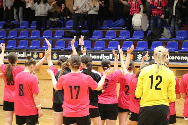 Suzuki Korona Handball przegrała w rzutach karnych z Pogonią Zabrze.  Kielczanki awansowały jednak do dalszej fazy Mistrzostw Polski Juniorek. Zobacz zdjęcia z meczu oraz z trybun >>>>>>>>>>