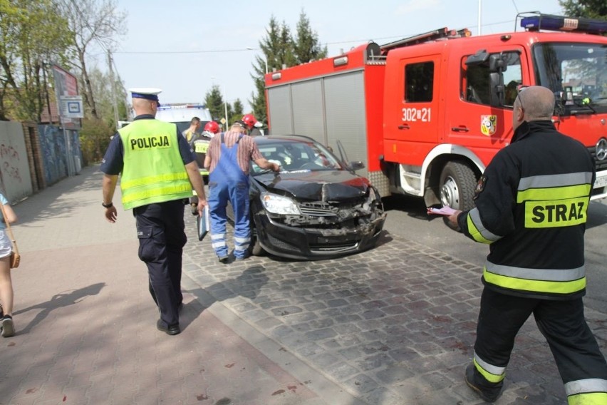 Wrocław: Wypadek na wyjeździe z miasta. Ranna kobieta i jej 3-letnie dziecko (ZDJĘCIA)