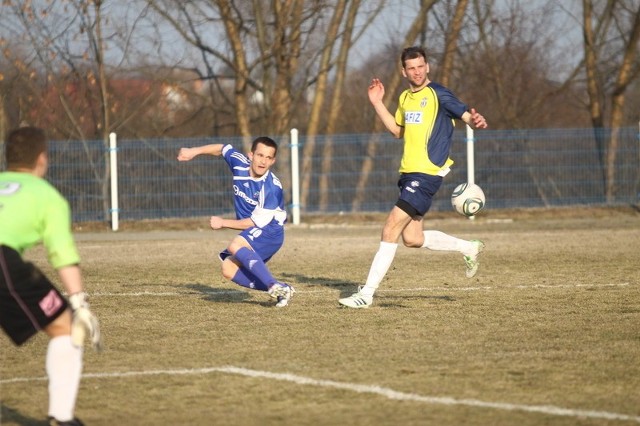 Karol Drej (z prawej) może zagra w sobotę z Zawiszą Rzgów.