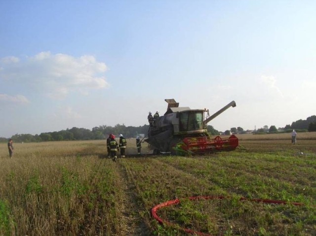 Kombajn spłonął na polu pod WągrowcemKombajn spłonął na polu pod Wągrowcem