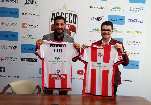 Piotr Maciąg (z prawej) oraz Łukasz Fonfara chwile po podpisaniu nowej umowy sponsorskiej.