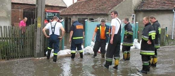 W Kromilinie dobytek ludzi ratują strażacy nie tylko z Kromilina, ze wsparciem przyjechali mundurowi z ościennych wsi
