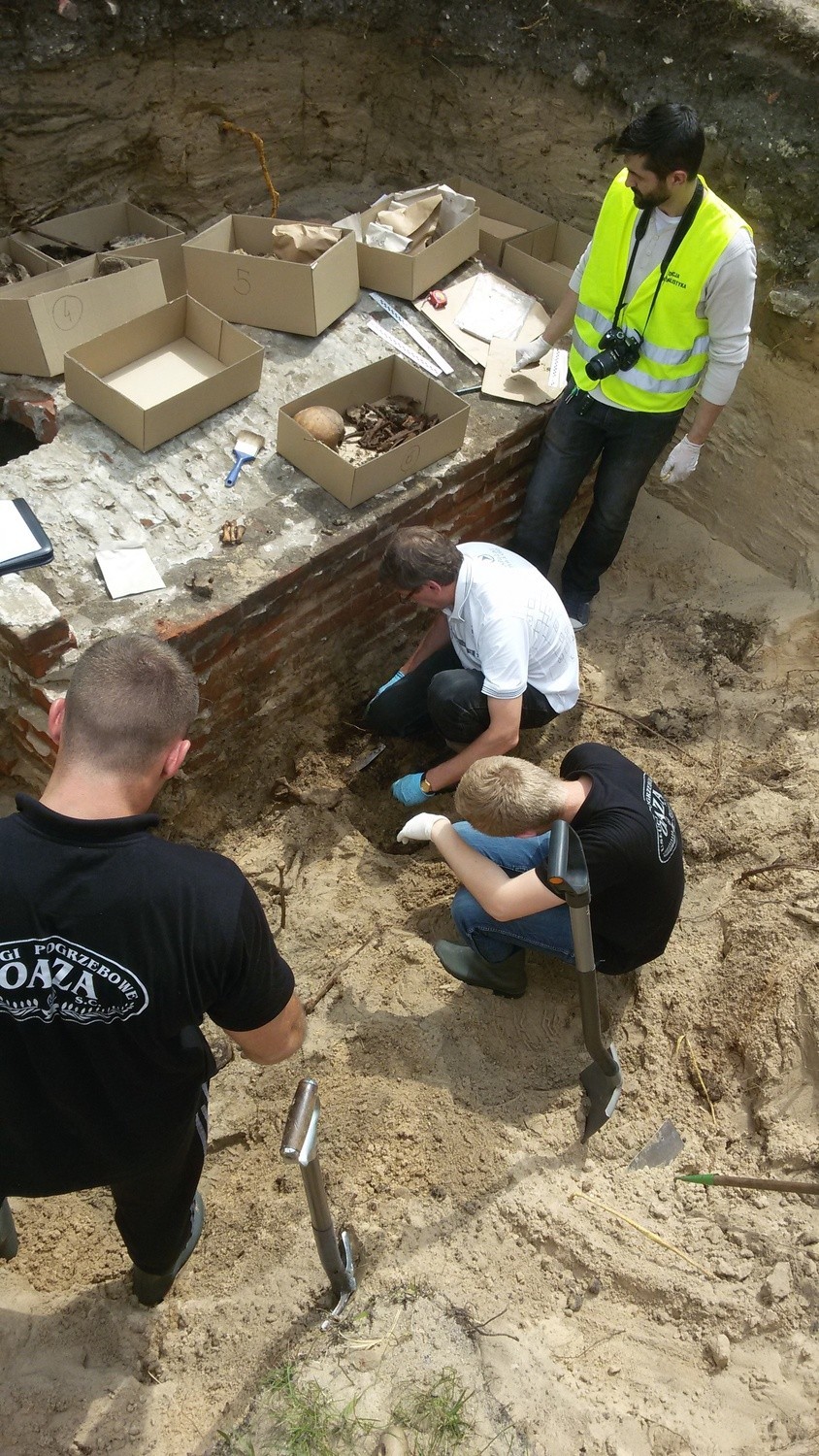 Archeolodzy wykopali granaty przy cerkwi w Sosnowcu. Policja pilnuje terenu [ZDJĘCIA]