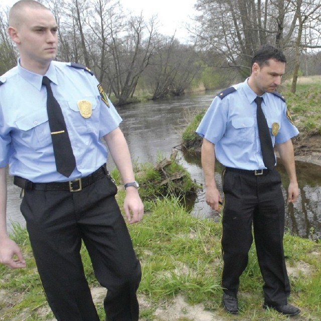 Strażnicy Jarosław Galicki i Konrad Seemann pokazują nielegalny kanał w Łosinie.