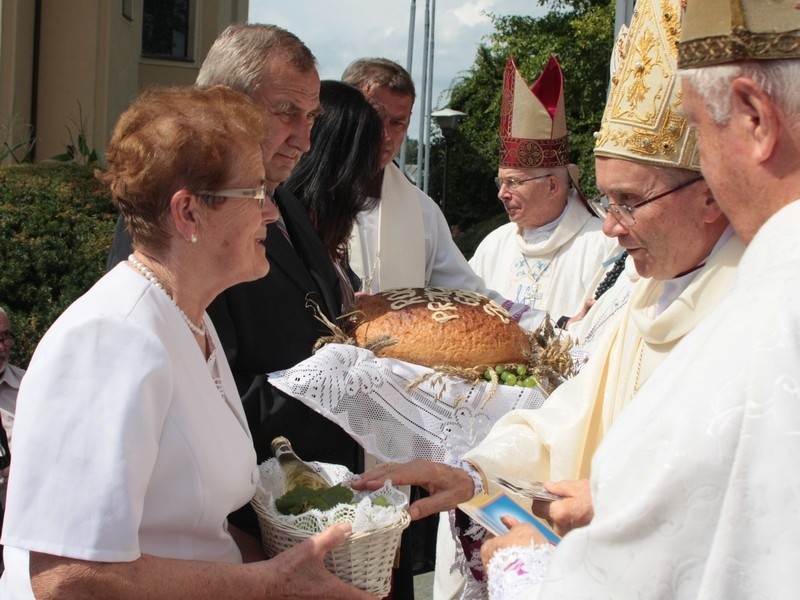 Tłumy wiernych na diecezjalnych dożynkach w Rokitnie