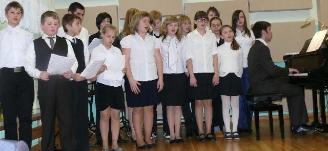 W piątek w nowej sali zespół wokalny złożony z uczniów Szkoły Muzycznej wykonał psalm "Chwalmy Pana&#8221;.