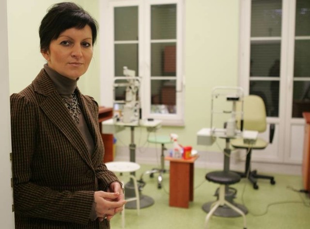 Katarzyna Lebiotkowska, nowy prezes Nowego Szpitala w Kostrzynie, prezentuje dumę szpitala - oddział okulistyczny.