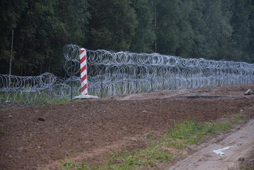 Grupa 13 osób niszczy zasieki na granicy polsko-białoruskiej [ZDJĘCIA]