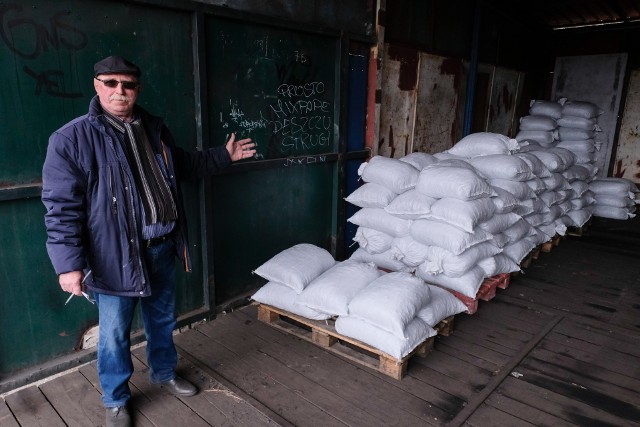 Powodem zmian na rynku opału jest nie tylko wojna na Ukrainie. Na zdjęciu: skład Węglokoks w Toruniu i jego szef, Zdzisław Frankowski